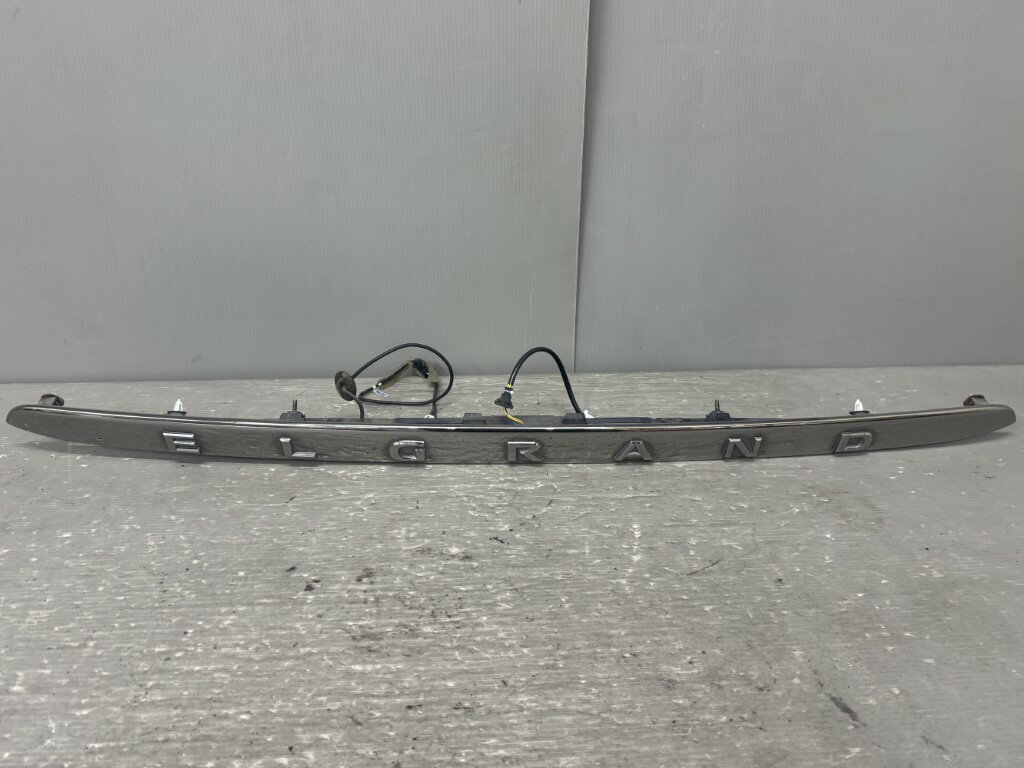 乐天商城 - エルグランド 350 ハイウェイスター プレミアム 前期(PNE52 E52) 純正 破損無 動作保証 リアガーニッシュ メッキ p051775 中古20250111