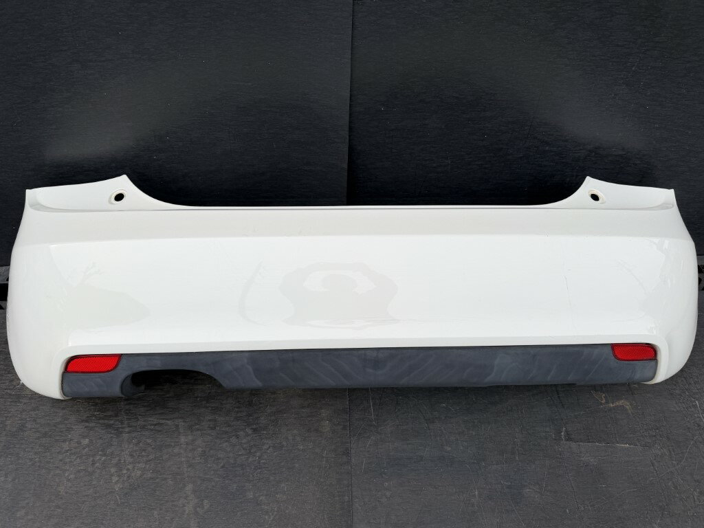 アウディ A1 右H Audi(8XCAX) 純正 破損無 リアバンパー ホワイト系 白系 Rバンパー 8X0 807 511 p060369 中古20260119