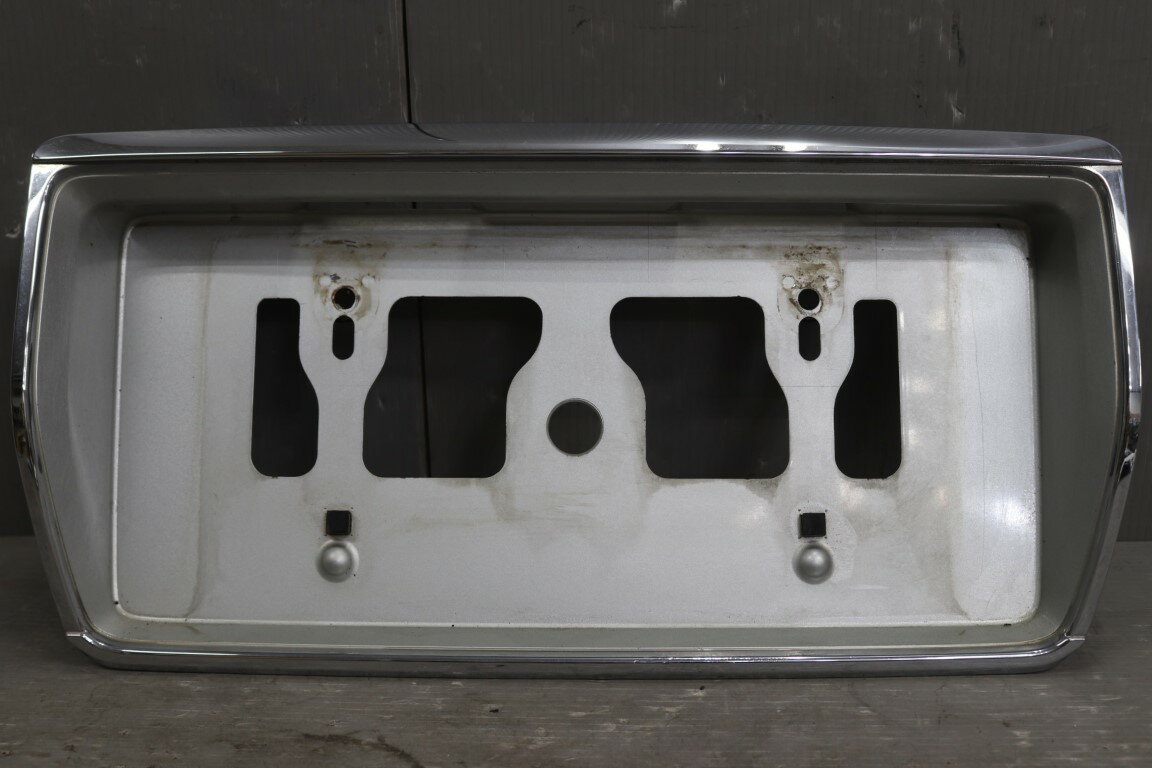 17 クラウン セダン アスリート 前期(JZS171 JZS171-AEAXF) 純正 破損無 リアナンバー メッキガーニッシュ 76801-30090 p060401 中古20260120