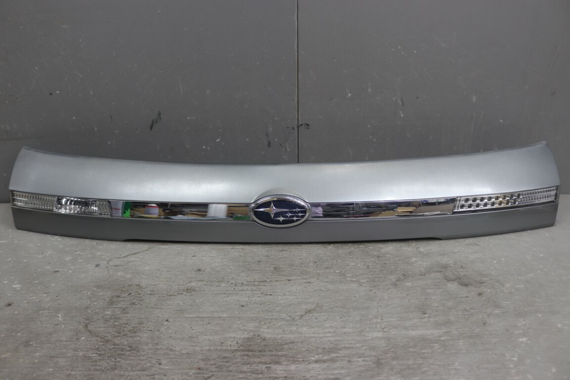 レガシィ アウトバック 3.0R(BPE BPED5UU HRH) 純正 動作保証 リアガーニッシュ バックドアガーニッシュ 45A 81711AG040 p060440 中古20260122