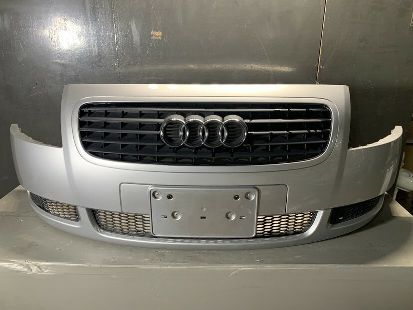 アウディ TT Audi 純正 フロントバンパー グリル エンブレム シルバー系 8N0 807 111 p052415 中古20250129