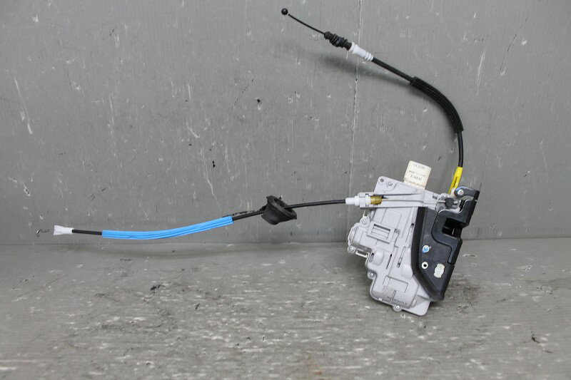 Audi A4 アバント 右H 前期 (8KCDH 8K) 純正 左 フロント ドアロックアクチュエーター 左前 助手席 p044208 中古20240314