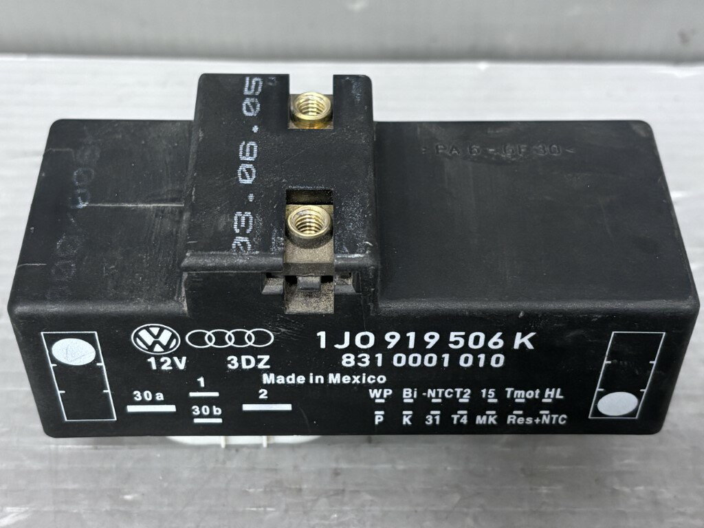 乐天商城 - VW ニュービートル カブリオレ LZ 右H 後期 63840km (1YAZJ 1Y) 純正 破損無 動作保証 ラジエーターの電動ファンコントロールユニット 電動ファンリレー 1J0 919 506 K p060645 中古20260203