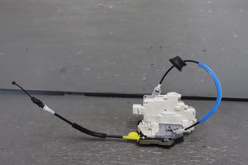 アウディ A4 アバント 1.8T FSI 右H Audi (8KCDH 8K) 純正 フロント 左 ドアロック アクチュエーター 左前 左側 助手席 8J2 837 015 A p044464 中古20240318