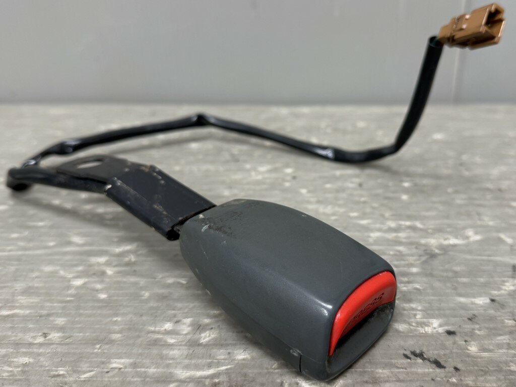 日産 セドリック ブロアム セダン(CBJY31 Y31) 純正 シートベルトキャッチ 運転席 p052622 中古20250208