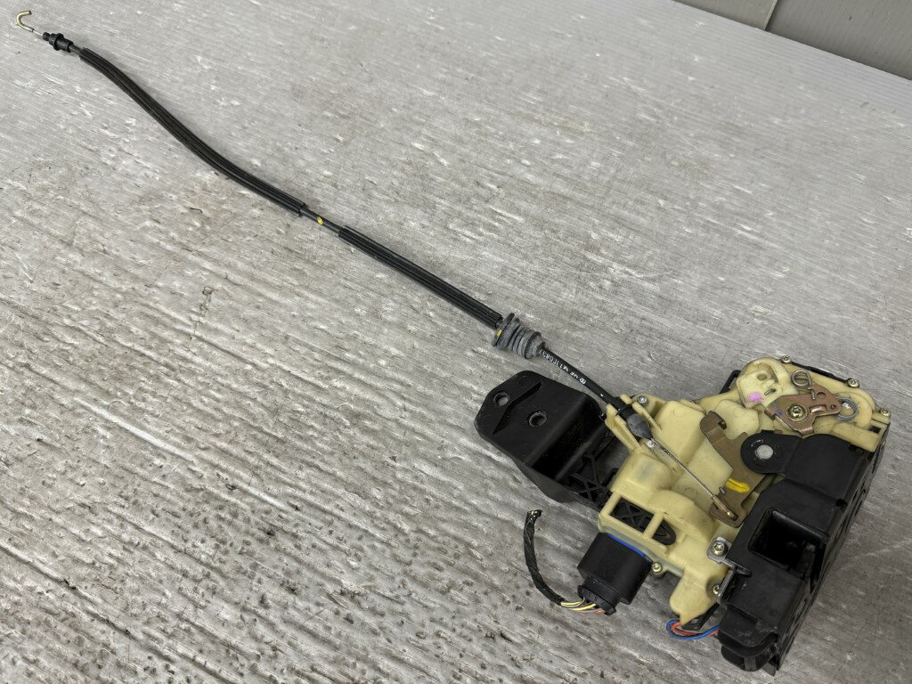 VW ニュービートル カブリオレ LZ 右H 後期(1YAZJ 1Y) 純正 右 ドアロック アクチュエーター p060678 中古20260206