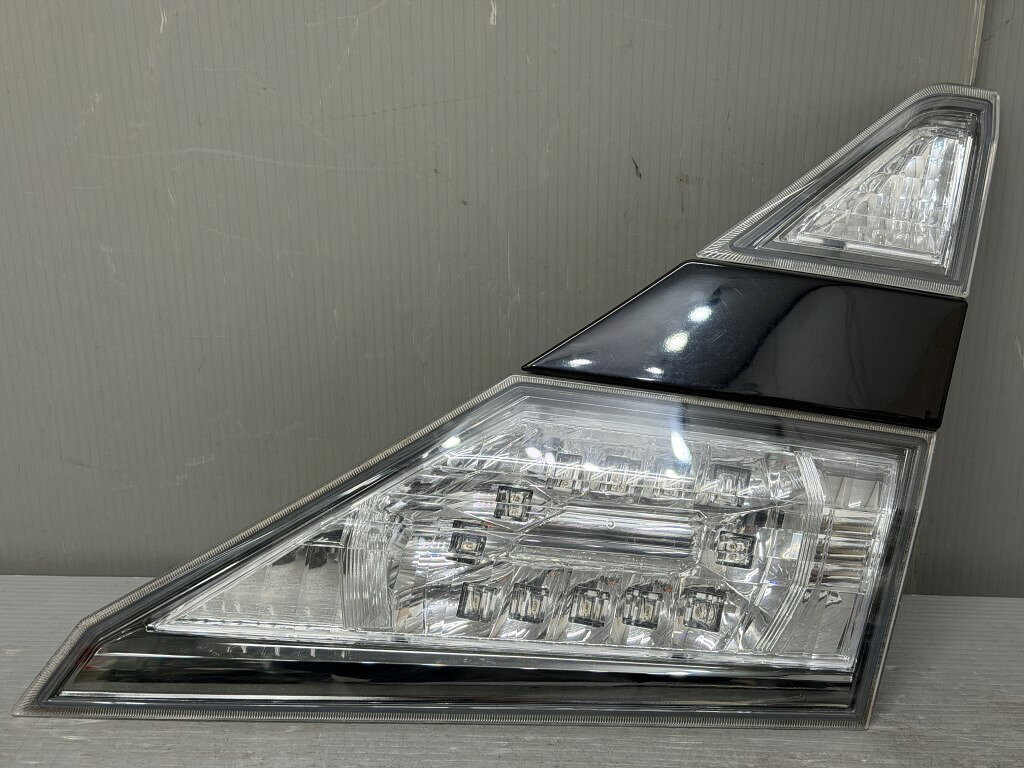 ヴェルファイア 2.4Z 前期(ANH20 ANH20W-NFXSK) 純正 コイト 破損無 動作保証 右 テールランプの フィニッシャー LED全点灯OK テールライト 内側 58-35 p060774 中古20260209