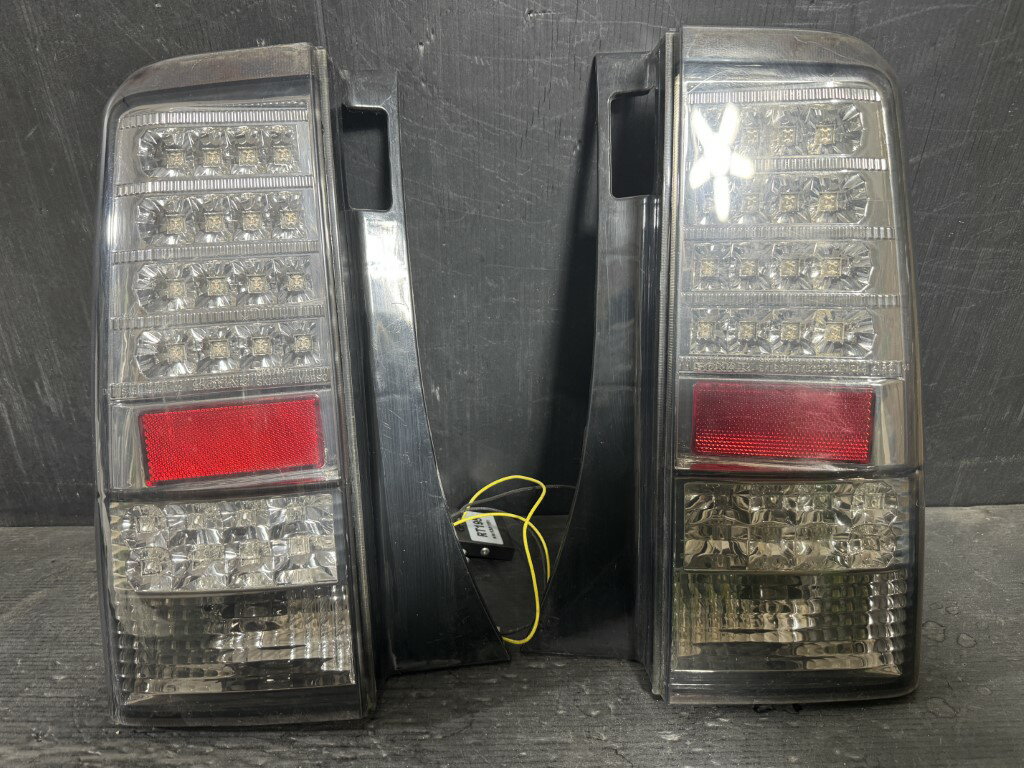 トヨタ bB Zバージョン 前期(NCP31) 社外 SONAR LED テールランプ テールライト 左右 ライトスモーク SK1710 SK1610 p060758 中古20260209