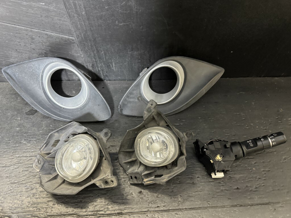 マツダ デミオ 13-SKYACTIV(DEJFS) 純正 コイト 破損無 動作保証 フォグランプ 左右 ベゼル スイッチ SKYACTIVパッケージ1 114-61010 p060864 中古20260218