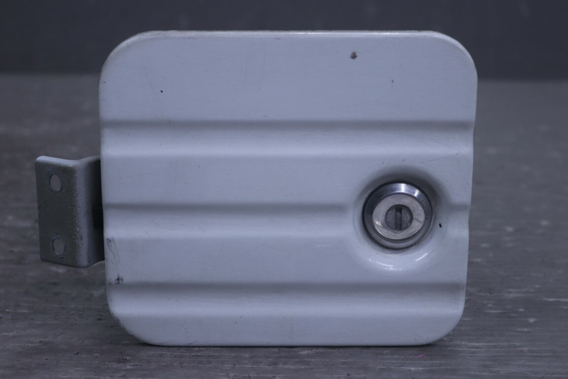 スズキ エブリィ ジョイポップ ハイルーフ 4WD MT 7型(DB51V EPXQ-SA7) 純正 破損無 フューエルリッド 給油口のフタ 26U p060924 中古20260220