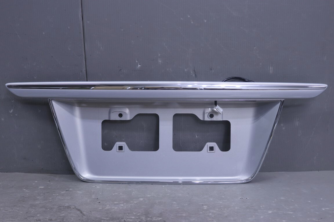 18 クラウン ロイヤルサルーン 前期 ゼロクラ(GRS182 GRS182-AETQH) 純正 破損無 リアガーニッシュ トランクガーニッシュ ナンバーガーニッシュ 1F3 76801-30050 p061045 中古20260227