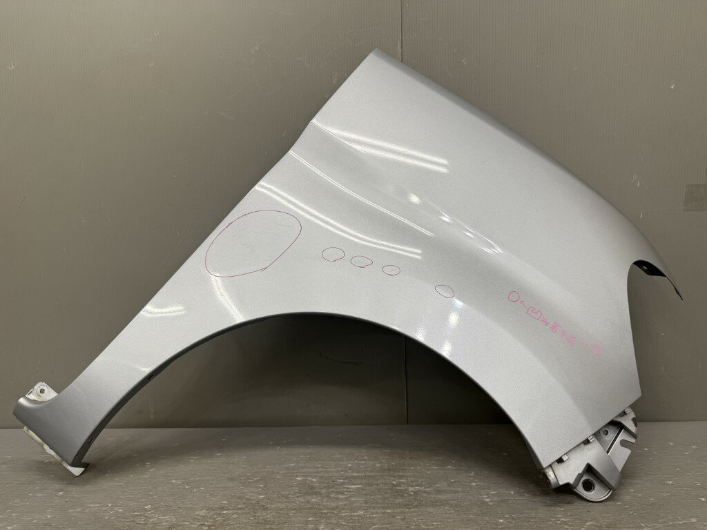 ダイハツ タント G SA 前期(LA600S) 純正 右 フロントフェンダー フェンダー S28 ブライトシルバーメタリック p061079 中古20260302