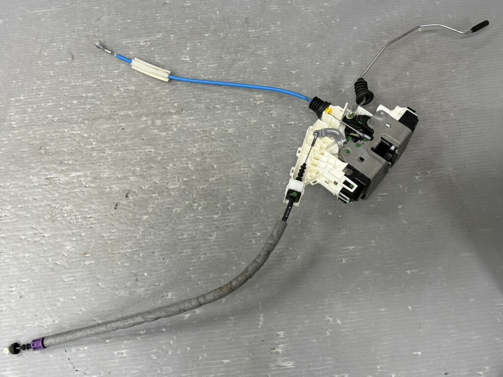 メルセデスベンツ B180 ブルーエフィシェンシー Bクラス 右H(W246 246242) 純正 破損無 動作保証 右前 ドアロックアクチュエーター 右フロント A1667200235 p061129 中古20260305