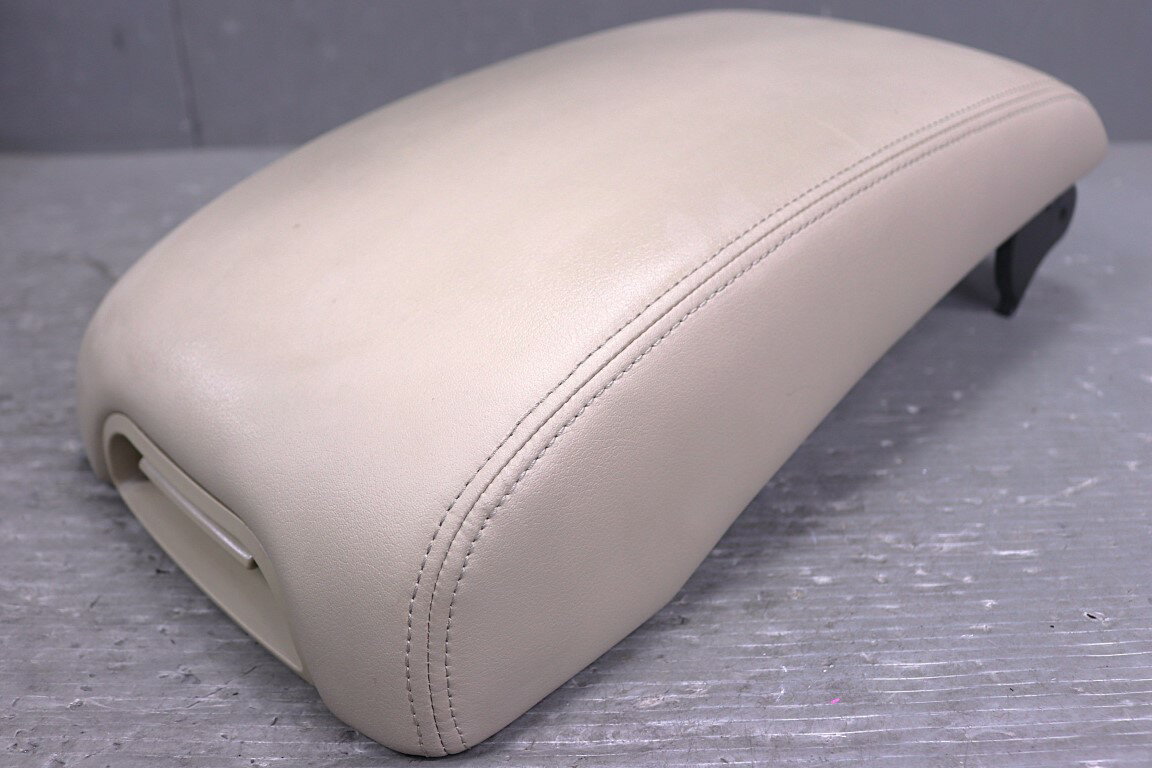 18 クラウン ロイヤルサルーン 前期(GRS182 GRS182-AETQH) 純正 破損無 センターコンソールのフタ p061102 中古20260305