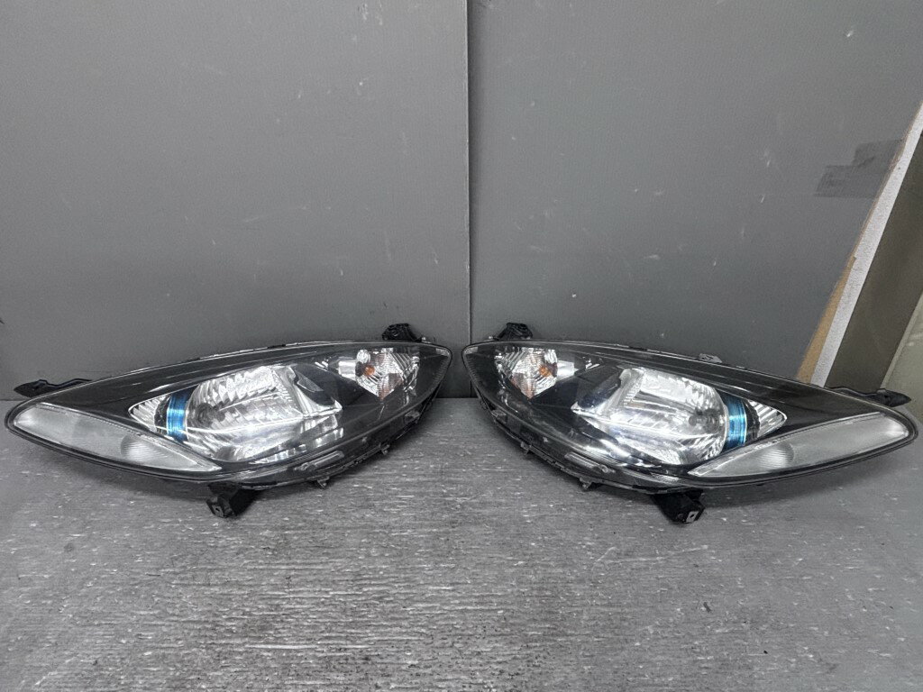 マツダ デミオ 13 SKYACTIV(DEJFS) 純正 スタンレー 破損無 動作保証 ヘッドライト ハロゲン レベ付 左右セット 右 左 ヘッドランプ W0128 p061247 中古20260311