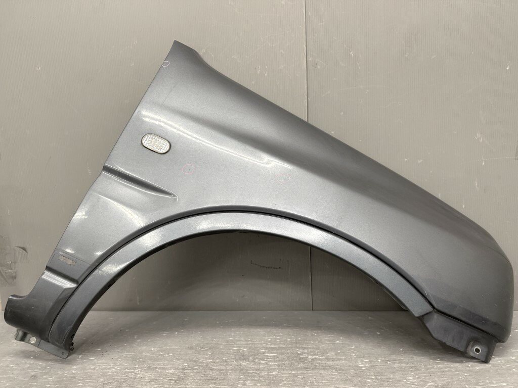 スズキ ジムニー 4型 AT FIS フリースタイルワールドカップリミテッド(JB23W JXGR-SED4) 純正 右 フロント フェンダー フェンダー ZY4 アズールグレーメタリック 58811-81AA0 p061374 中古20260316