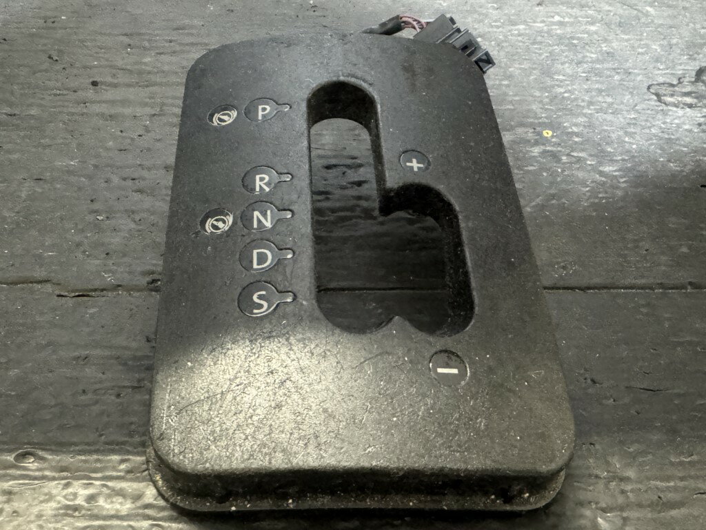 VW ニュービートル 右H 後期(9CBFS 9C) 純正 破損無 動作保証 シフトパネル p061382 中古20260318
