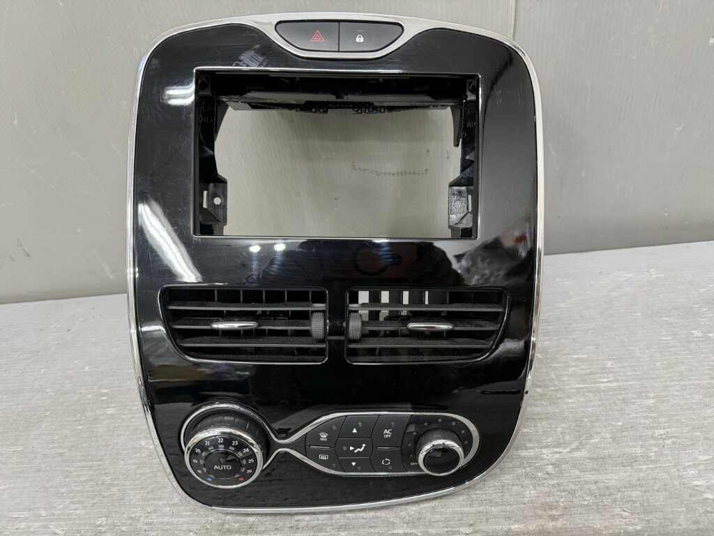 ルノースポール ルーテシア シャシーカップ(RM5M) 純正 破損無 動作保証 2DIN ナビパネル オーディオパネル エアコンスイッチ 吹出口 小物置き p061436 中古20260318