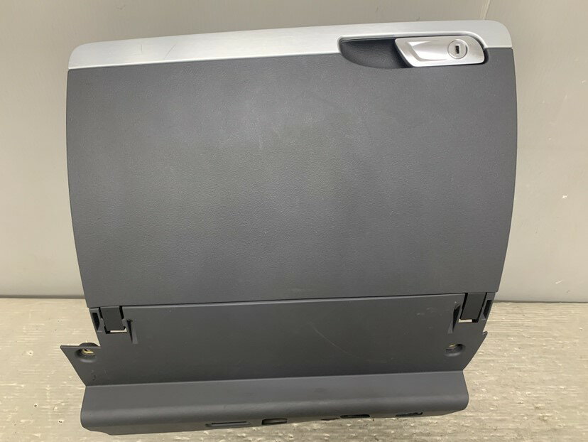 アウディ TT クーペ 2.0 FSI ターボ(8JBWA 8J) 純正 グローブボックス p054160 中古20250414