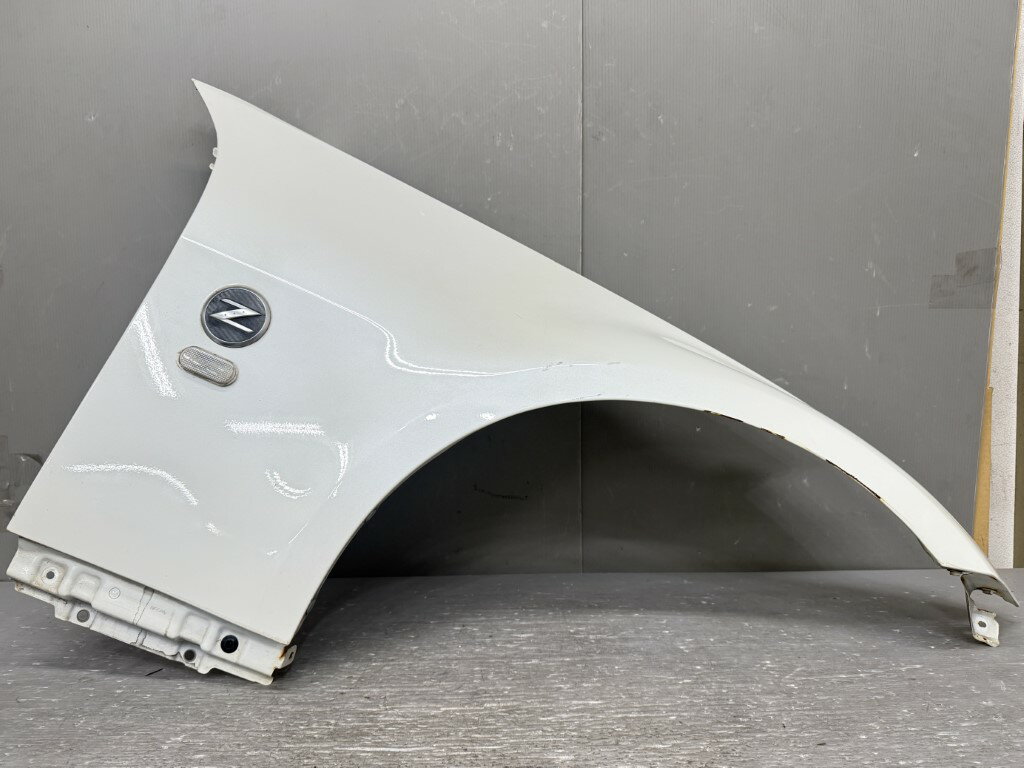 日産 フェアレディ Z バージョンT(Z33) 純正 右フロントフェンダー フェンダーパネル エンブレム付 QX1 ホワイトパール 63100-CD435 p061811 中古20260403