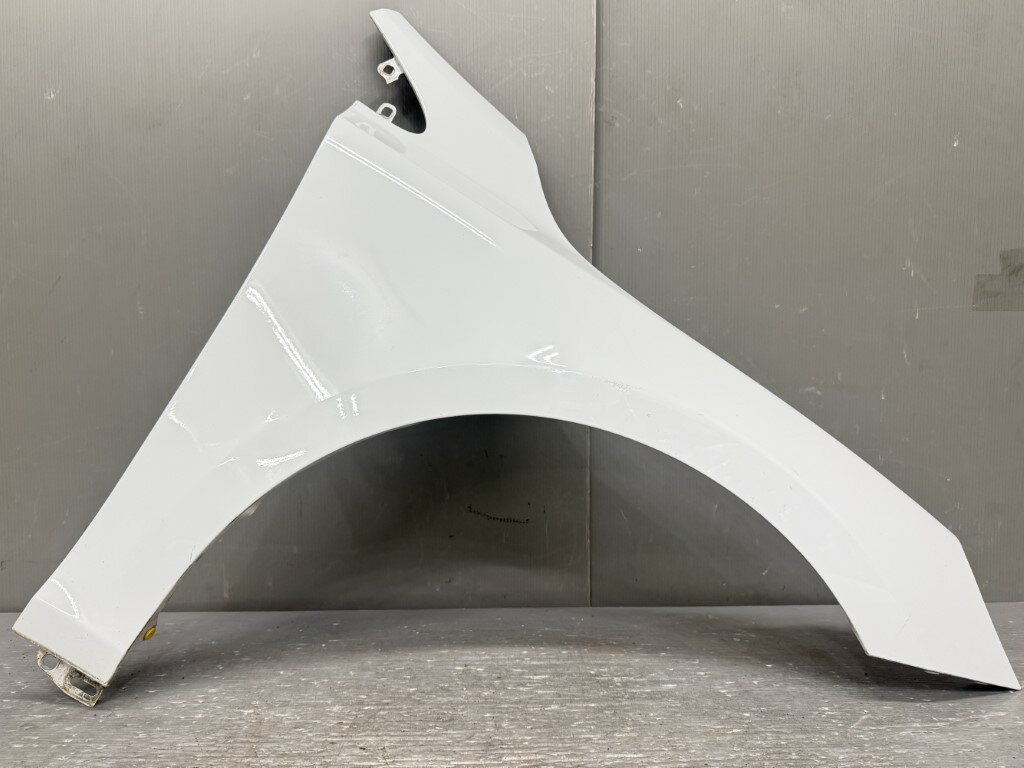 ボルボ V40(MB) 純正 右フロントフェンダー フェンダーパネル ホワイト系 p061813 中古20260403