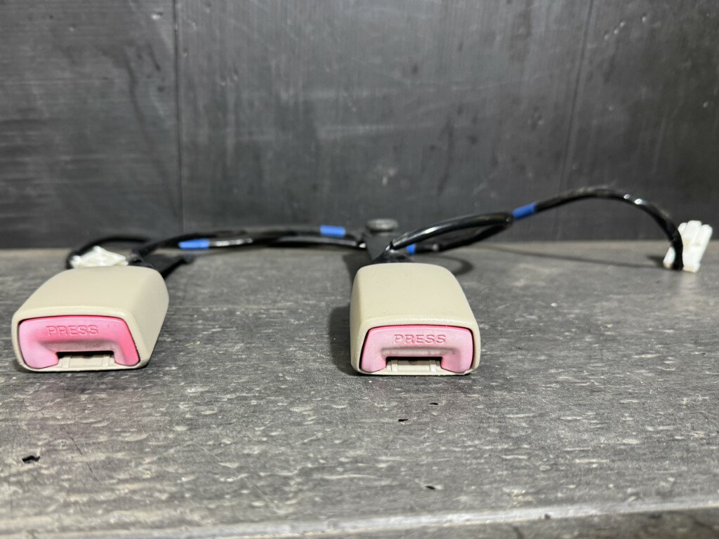 レガシィ B4 2.0i Brighton E型 後期(BL5 BL5E4SL) 純正 破損無 動作保証 シートベルト キャッチ フロント 左右 p061832 中古20260404