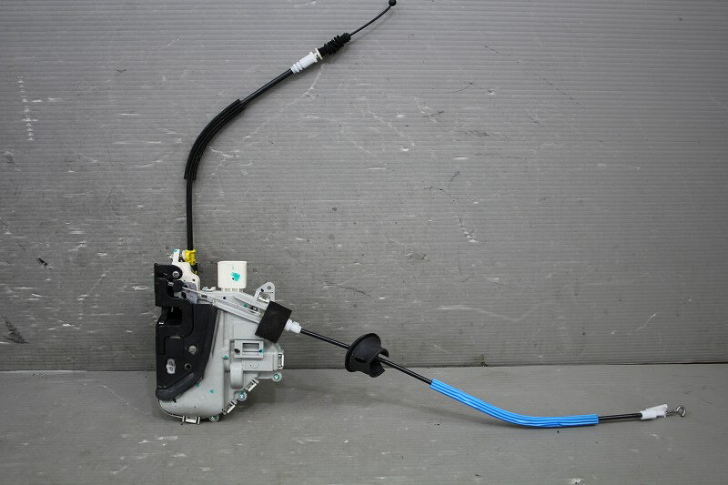 アウディ A4 アバント 2.0 TFSI クワトロ (8KCDNF 8K) 純正 右前 ドアロック アクチュエーター ドアロック JA6-8J2.837.016.C Audi 破損無 動作保証 右 フロント p048050 中古20240919