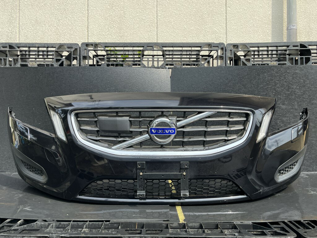 ボルボ V60 右H VOLVO (FB4164T) 純正 破損無 フロントバンパー ネイビー系 Fバンパー 31290811 p055889 中古20250619