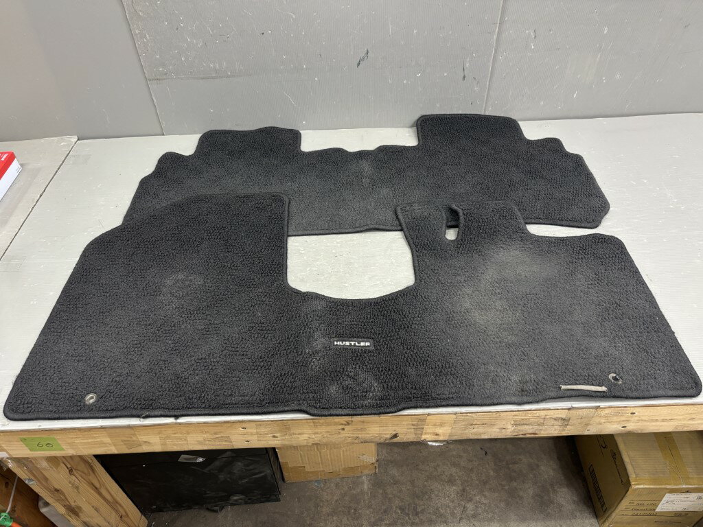 スズキ ハスラー A 2型(MR31S) 純正 破損無 フロアマット 1台分 p056625 中古20250711