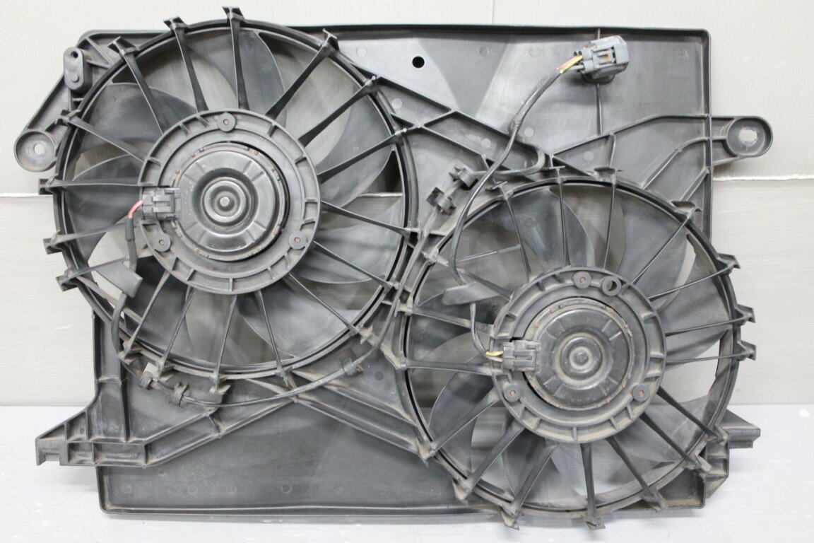 ダッジ マグナム Dodge Magnum 純正 破損無 動作保証 電動ファン シュラウド付 p056941 中古20250726