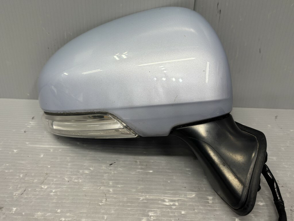 プリウス S 前期(ZVW30) 純正 破損無 動作保証 右ドアミラー 電格 7P 7ピン ウィンカー付 8V0 サイドミラー p057437 中古20250828