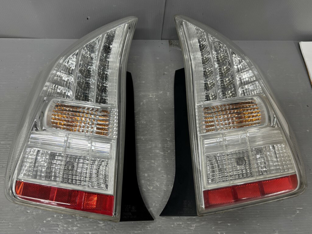 プリウス S 前期(ZVW30) 純正 スタンレー テールランプ 左右セット テールライト 右 左 47-37 p057485 ..