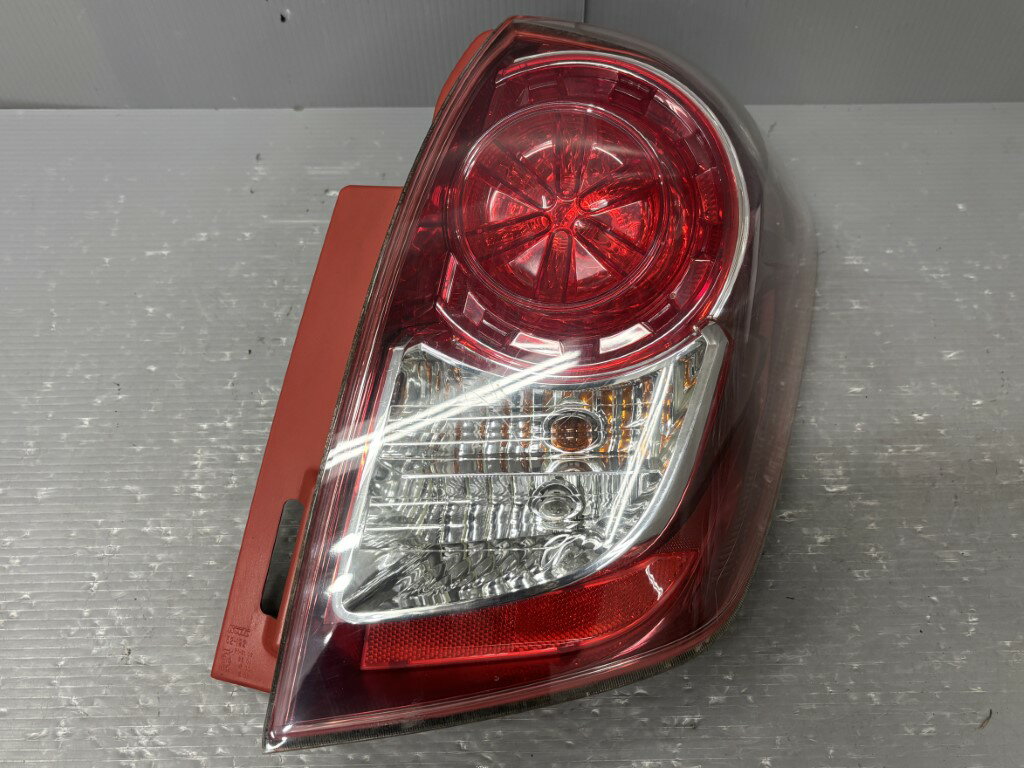 トヨタ ラクティス X 後期(SCP100) 純正 コイト 破損無 動作保証 右 テールランプ テールライト 52-192..
