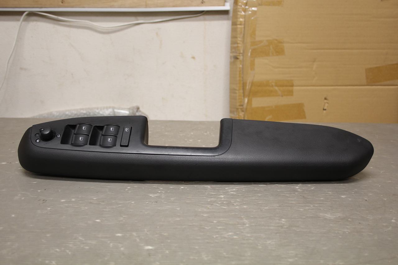 アウディ A4 アバント 1.8T 右H(8E B7 8EBFB) 純正 フロント 右 パワーウィンドウスイッチ ベゼル付 8E2 867 172 p049102 中古20241012