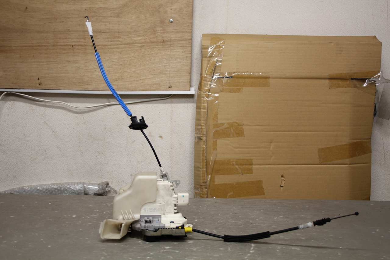 アウディ A4 アバント 1.8 TFSI 右H(8KCDH) 純正 右 フロント ドアロック アクチュエーター 右前 8J2.837.016.C p049111 中古20241012