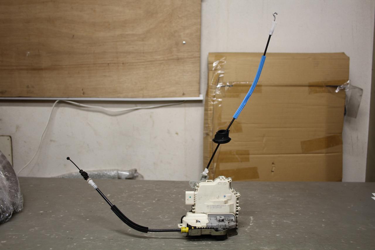 アウディ A4 アバント 1.8 TFSI 右H(8KCDH) 純正 破損無 動作保証 左 フロント ドアロック アクチュエーター 左前 8J2.837.015.C p049113 中古20241012