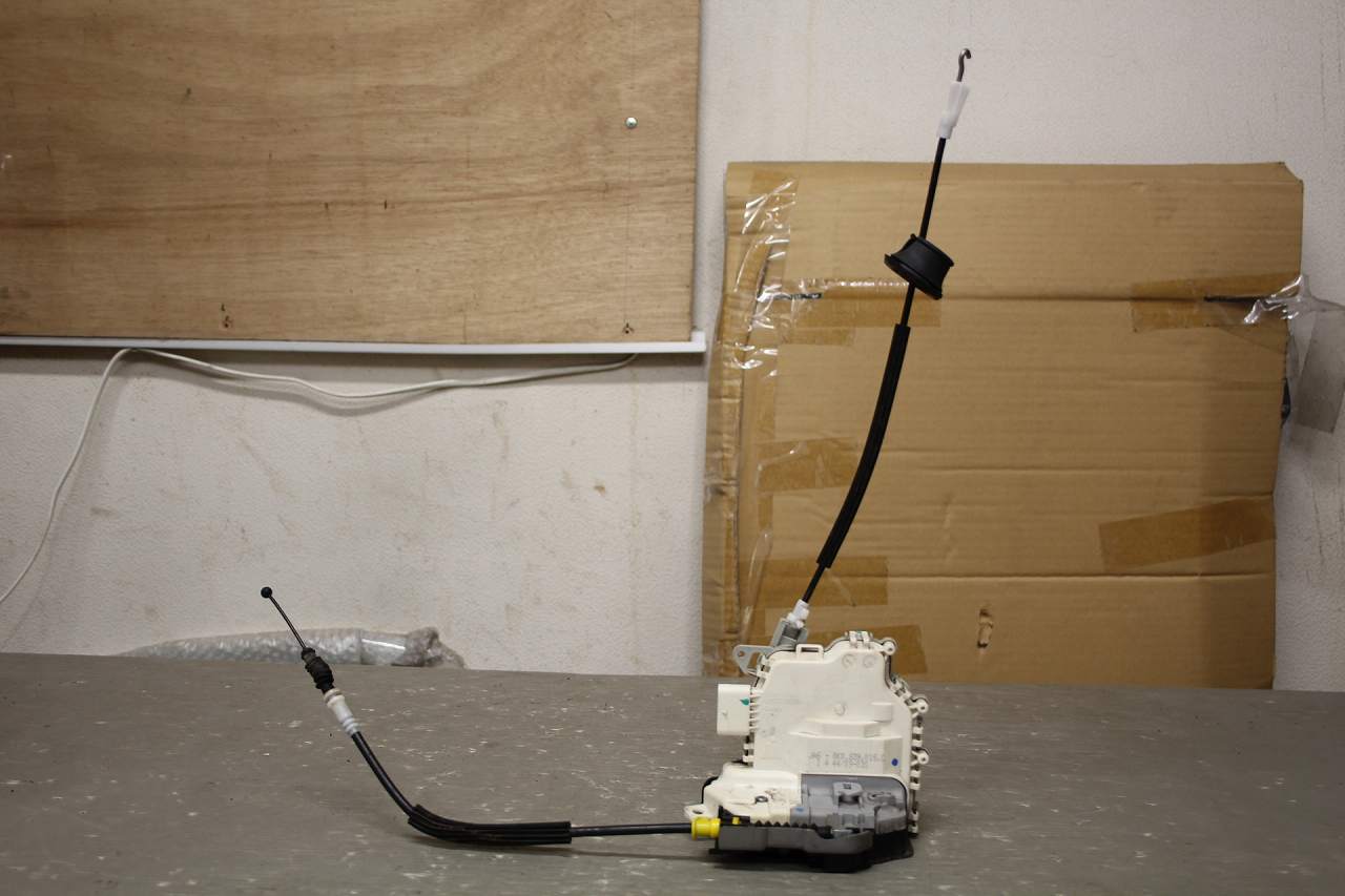 アウディ A4 アバント 1.8 TFSI 右H(8KCDH) 純正 左 リア ドアロック アクチュエーター 8K0.839.015.C p049114 中古20241012