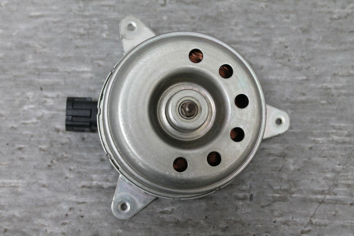 スカイライン クーペ 350GT 後期(CPV35 V35) 純正 破損無 動作保証 ラジエーター 電動ファンのモーター ファンモーター 12V-M3V14 p057769 中古20250911