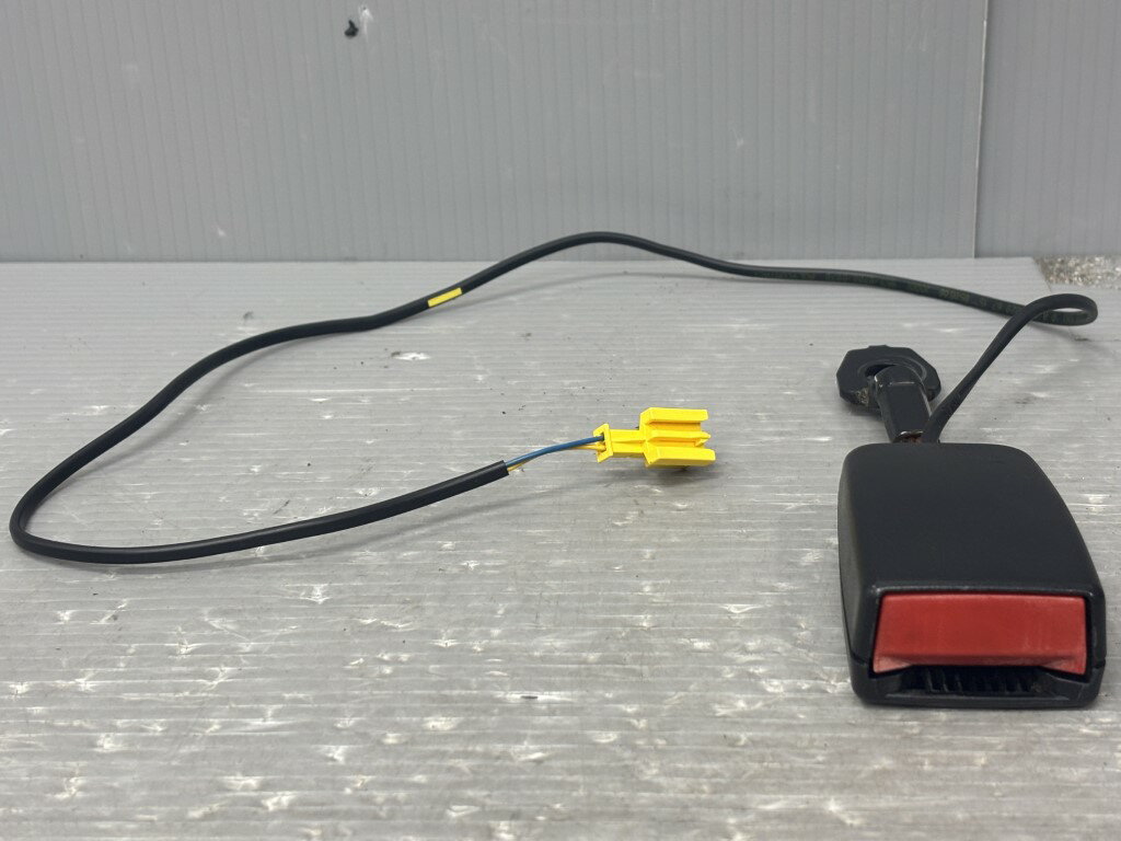 メルセデス ベンツ C230 ステーションワゴン(S203 203252) 純正 右 シートベルトキャッチ 受け 破損無 Mercedes-Benz p058052 中古20250942