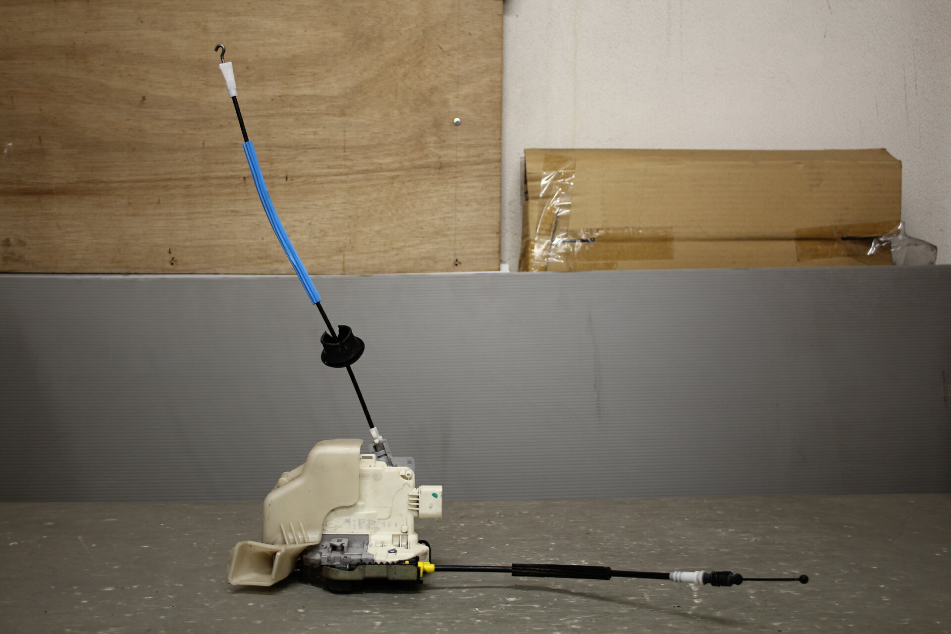 アウディ A4 セダン 1.8 TFSI 右H(8KCDH) 純正 INTIER フロント 右 ドアロック アクチュエーター 右前 8J2 837 016 A p049338 中古20241023