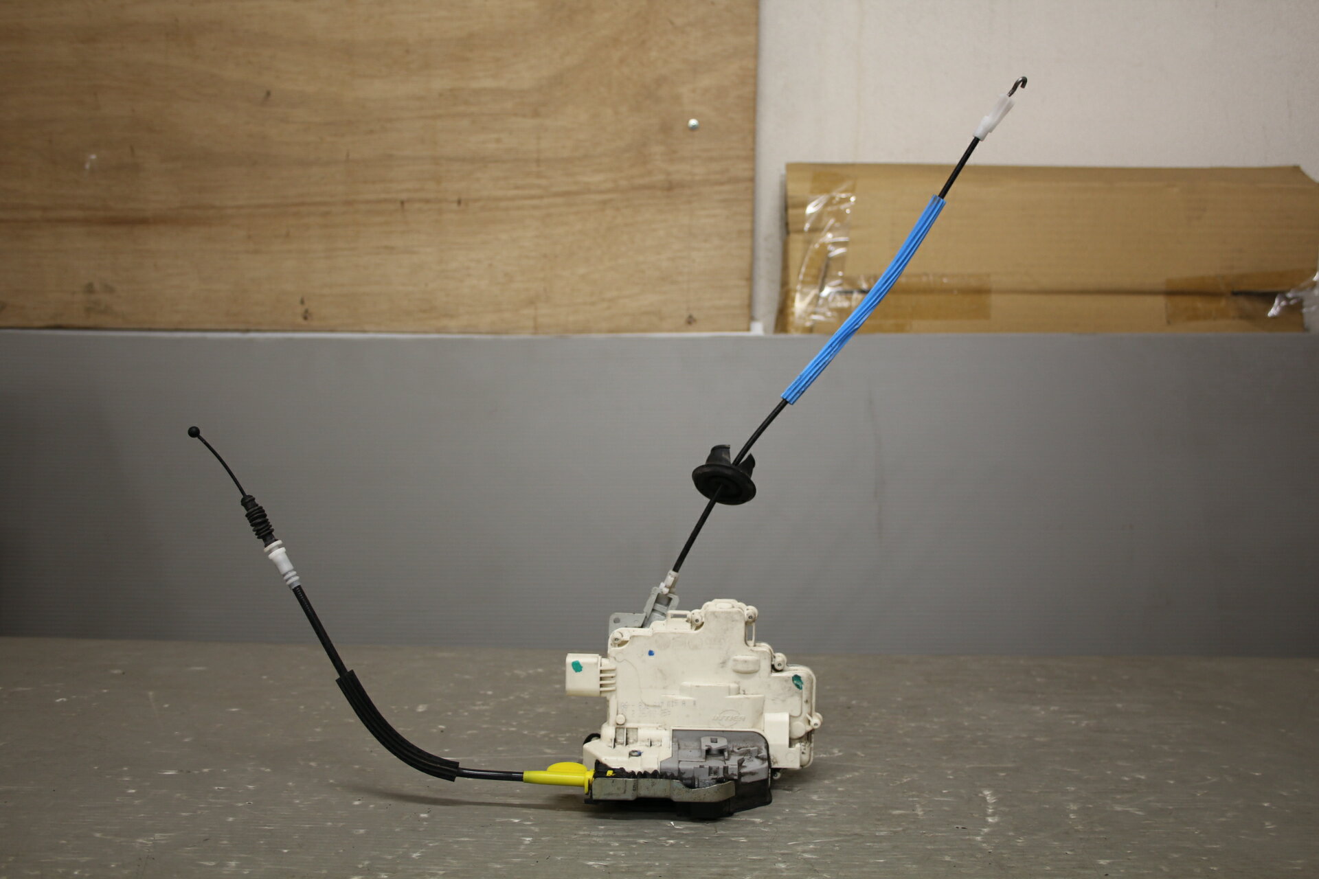 アウディ A4 セダン 1.8 TFSI 右H(8KCDH) 純正 INTIER フロント 左 ドアロック アクチュエーター 左前 8J2 837 015 A p049339 中古20241023