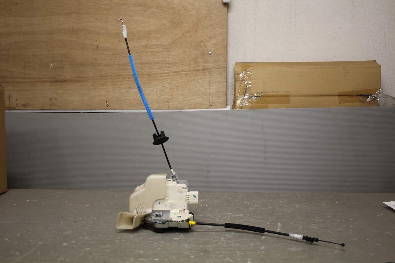 アウディ A4 1.8 TFSI 右H(8KCDH) 純正 INTIER フロント 右 ドアロック アクチュエーター 8J2 837 016 A p049373 中古20241023