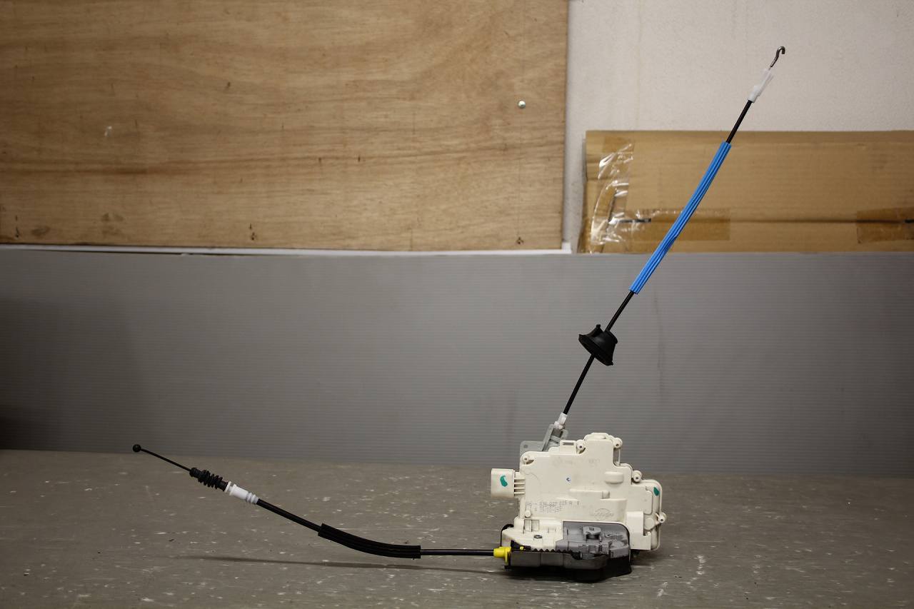 アウディ A4 1.8 TFSI 右H(8KCDH) 純正 INTIER 破損無 動作保証 フロント 左 ドアロック アクチュエーター 8J2 837 015 A p049374 中古20241023