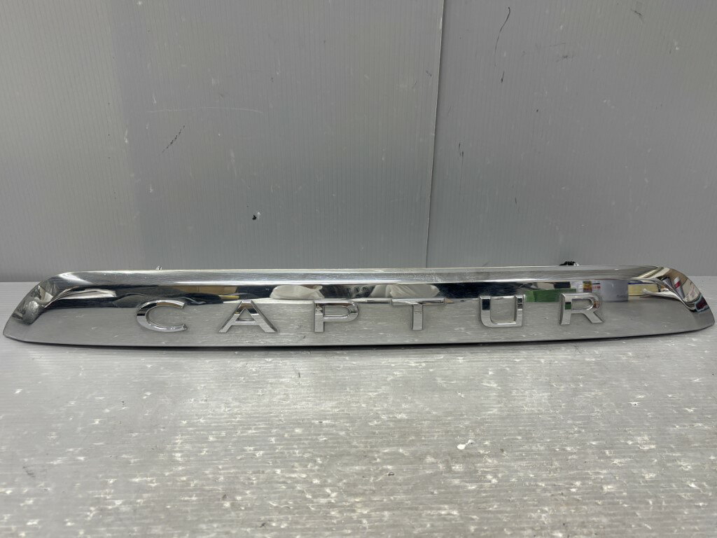 ルノー キャプチャー(2R 2RH5F J87) 純正 リア メッキガーニッシュ バックドアガーニッシュ 848101082R 104265 C フランス車 p058254