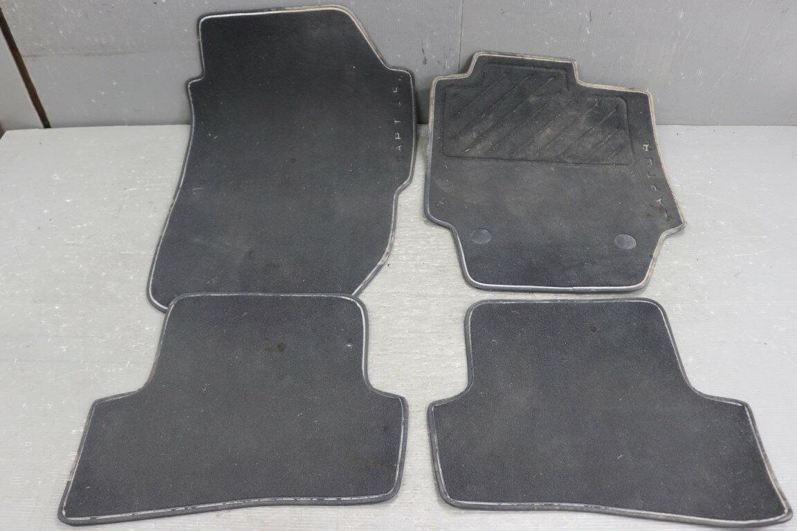 ルノー キャプチャー (2R 2RH5F J87) 純正 フロアマット 1台分セット Renault Captur フランス車 破損無 p058303