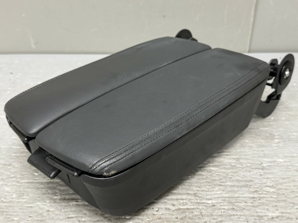 ホンダ レジェンド 前期(KB1) 純正 破損無 センターコンソール 肘置き 小物入れ Honda Legend 内装 p058336