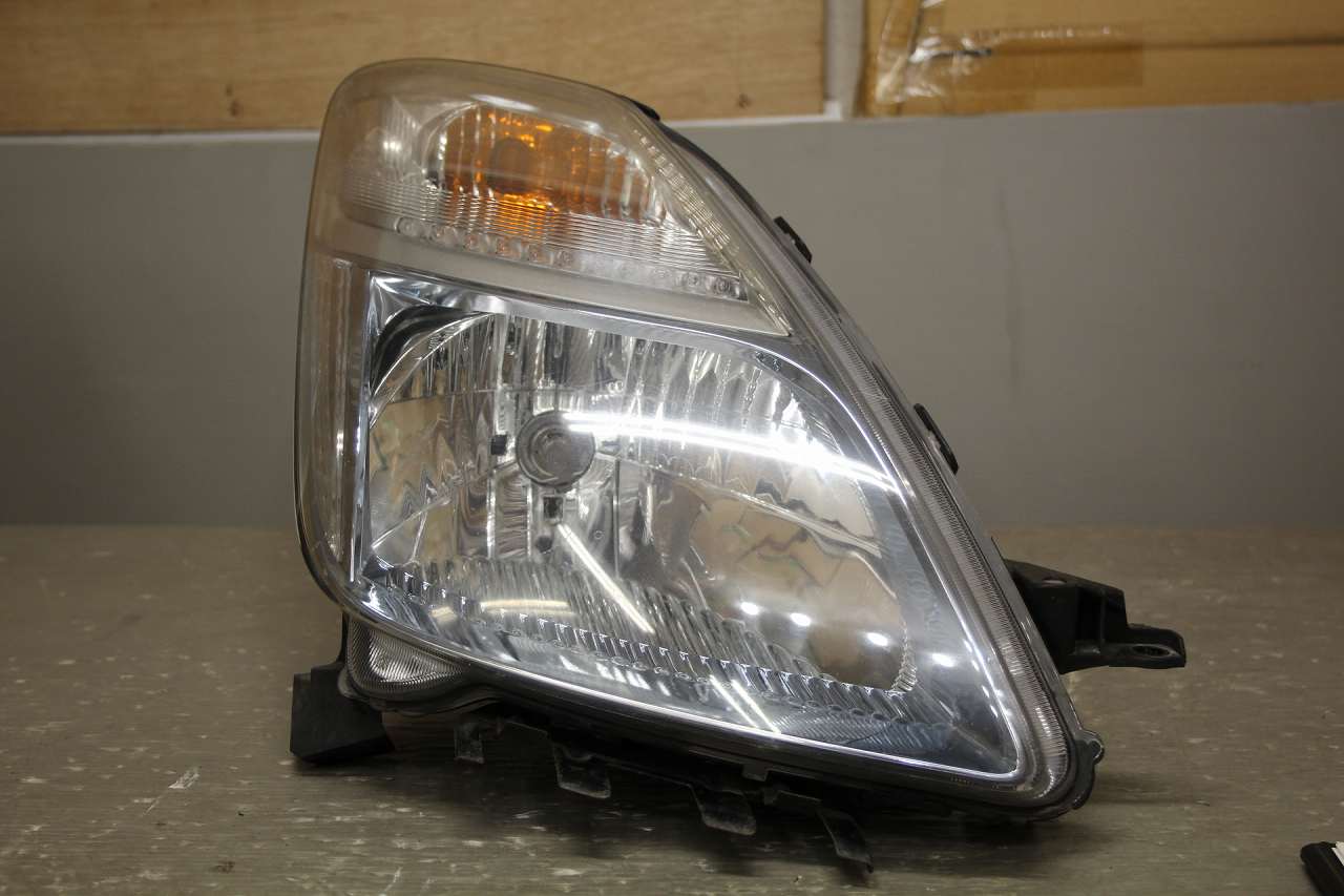 トヨタ プリウス(NHW20) 純正 コイト 右 ヘッドライト ハロゲン ヘッドランプ 47-23 p049447 中古20241024