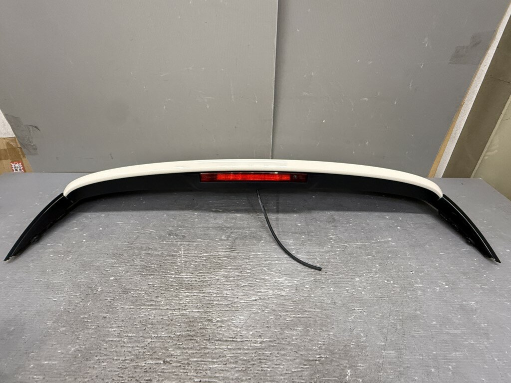 ルノー キャプチャー(2R 2RH5F) 純正 リアウイング リアスポイラー ハイマウント付 クリーム系 p058355 中古20251007