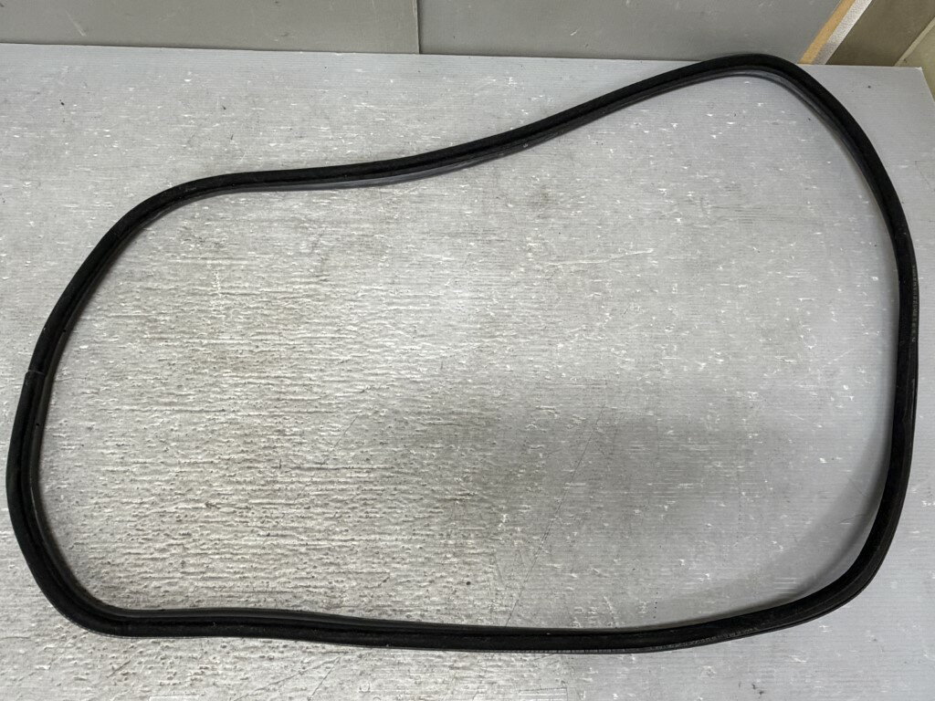 BMW 323i セダン Mスポーツパッケージ 右H 3シリーズ(E90 VB23) 純正 破損無 右リア（後） ウェザーストリップ 車体側 p058429 中古20251010