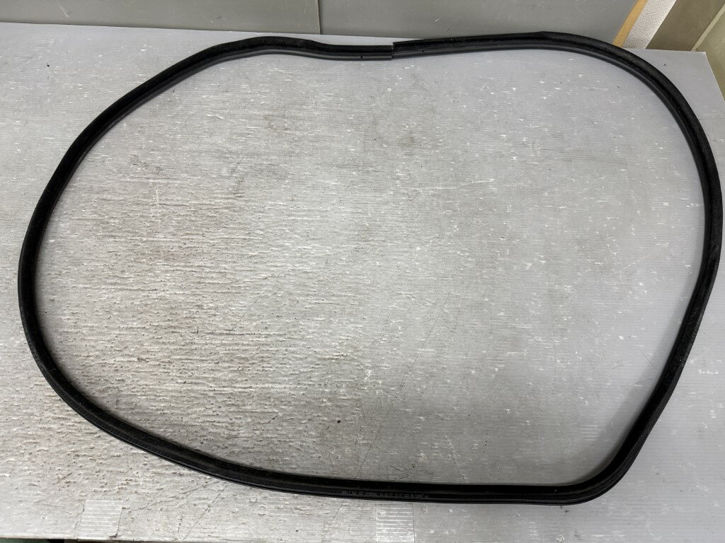 BMW 323i セダン Mスポーツパッケージ 右H 3シリーズ(E90 VB23) 純正 破損無 左フロント（前） ウェザーストリップ 車体側 p058430 中古20251010